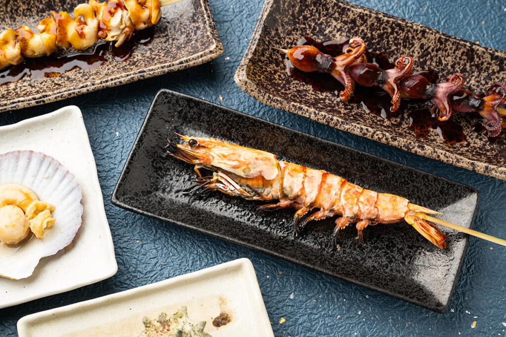 市場直送の新鮮魚介と海を見晴らす食堂