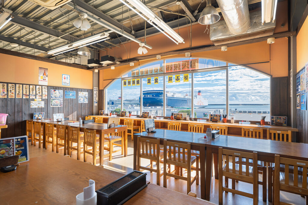 市場直送の新鮮魚介と海を見晴らす食堂