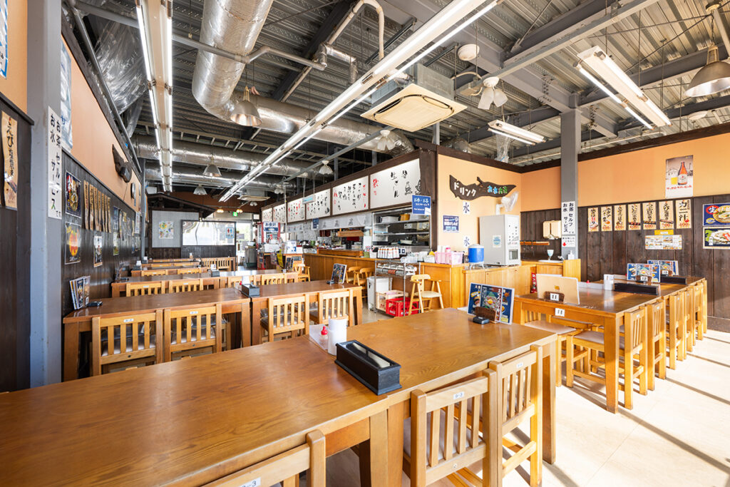 市場直送の新鮮魚介と海を見晴らす食堂